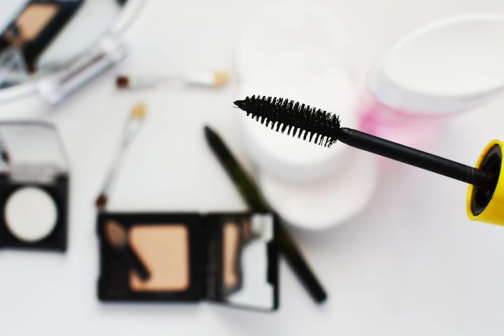 Caducidad de los cosméticos: qué significa el bote abierto y qué tirar hoy del neceser