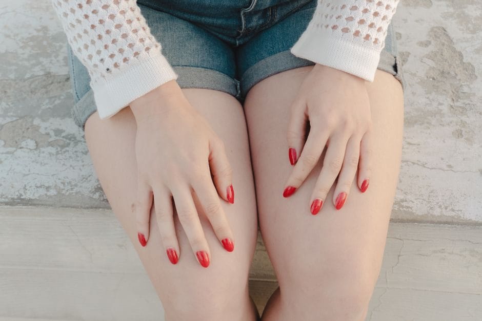 Uñas en verano: cómo evitar la mancha amarilla y que el esmalte aguante la piscina