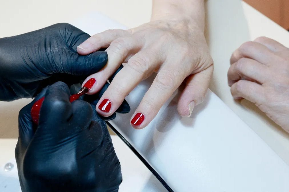 Manicura de vuelta a la oficina: cómo recuperar y fortalecer las uñas después del verano