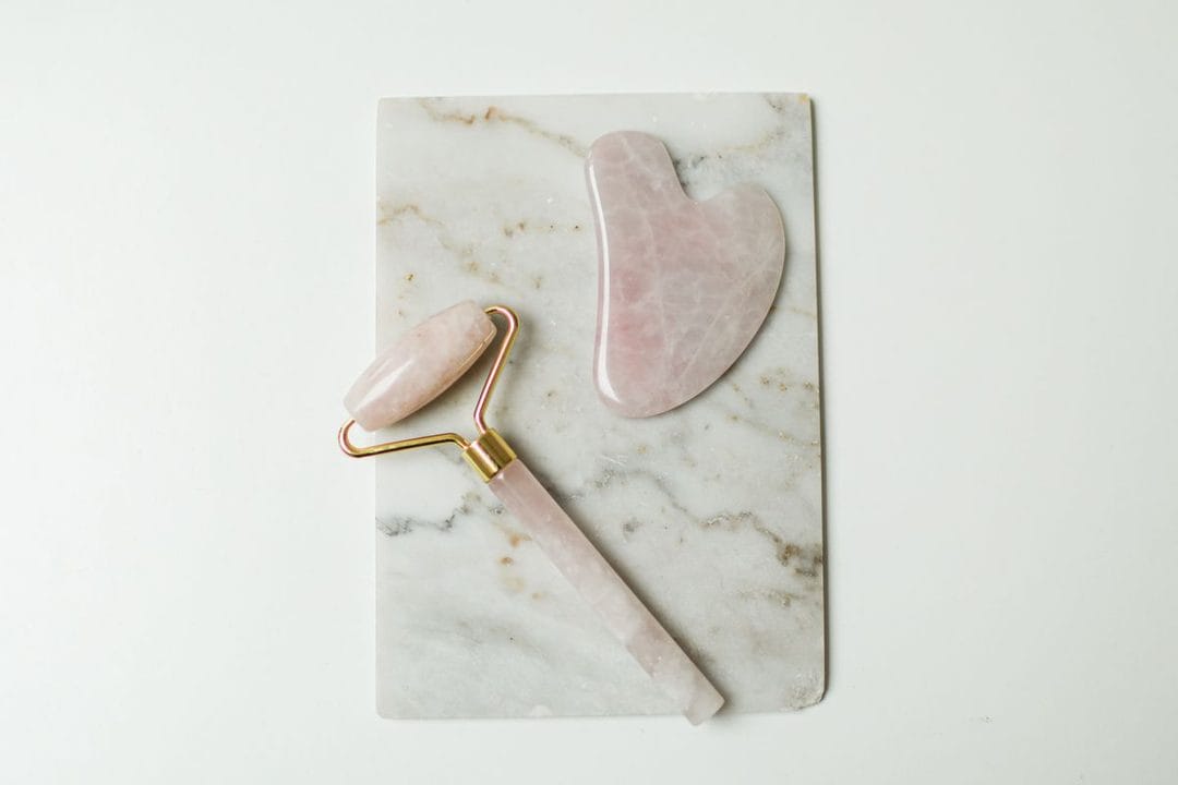 Gua sha y rodillos faciales: qué hacen de verdad por tu piel (y qué es solo marketing)