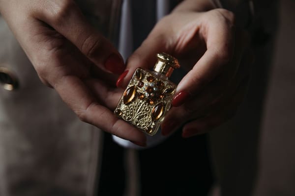 Elegir y llevar perfume: el arte de oler bien