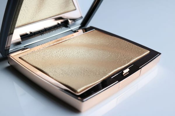 Iluminador y contorno: jugar con la luz del rostro