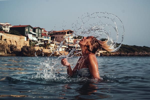 Pelo dañado por cloro y sal en verano: cómo repararlo antes de que sea tarde