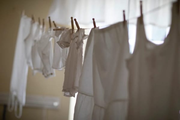 Sudor y calor extremo: cómo elegir bien el desodorante y salvar la ropa blanca