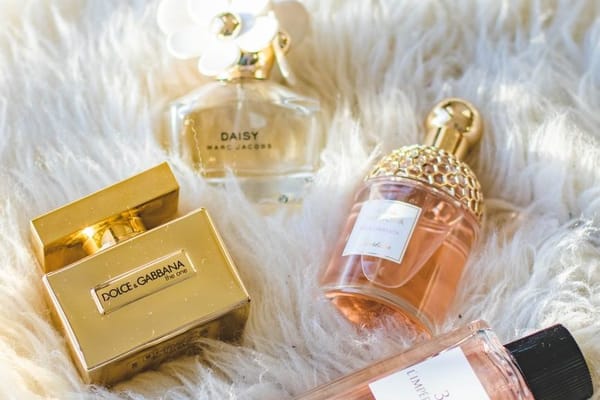 El layering de perfumes para septiembre: cómo cambiar de fragancia sin que se anulen entre sí