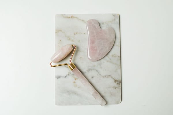 Gua sha y rodillos faciales: qué hacen de verdad por tu piel (y qué es solo marketing)